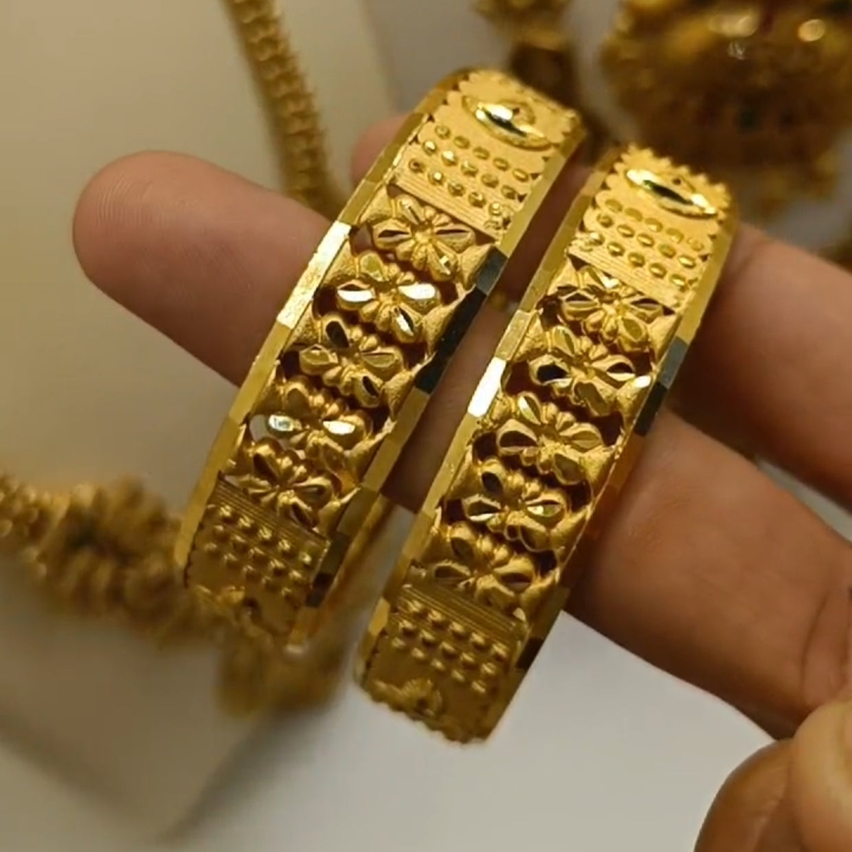 Real Gold Look Kangan 2 Pcs - Aloro Jewels
