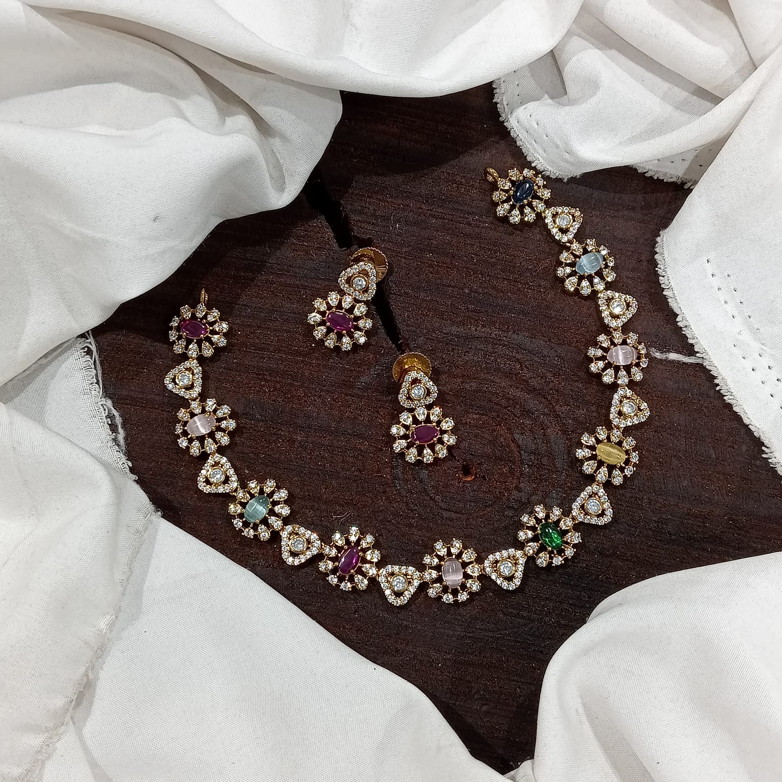 Naurattan Kundan Necklace With Earrings - Aloro Jewels