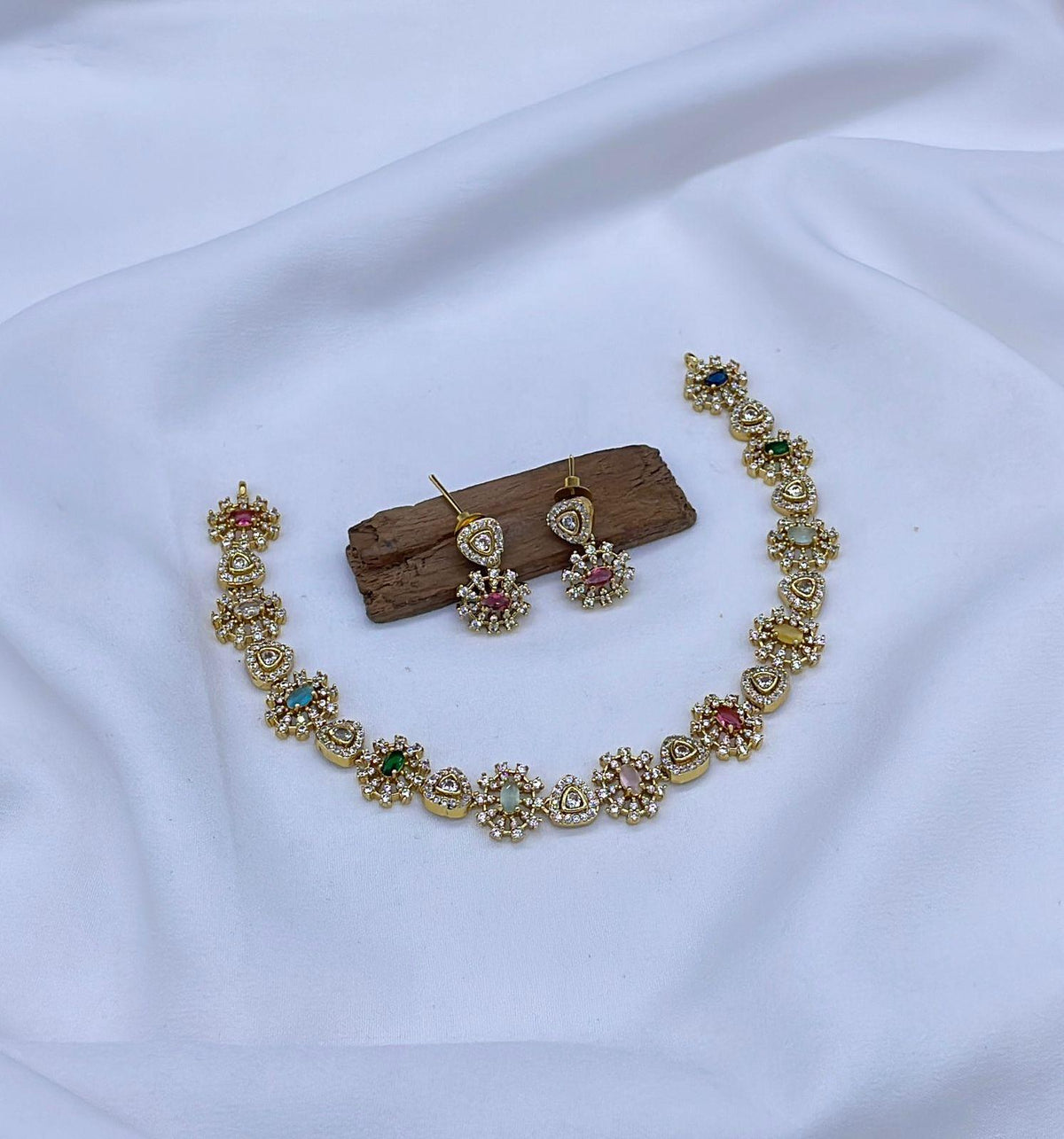 Naurattan Kundan Necklace With Earrings - Aloro Jewels