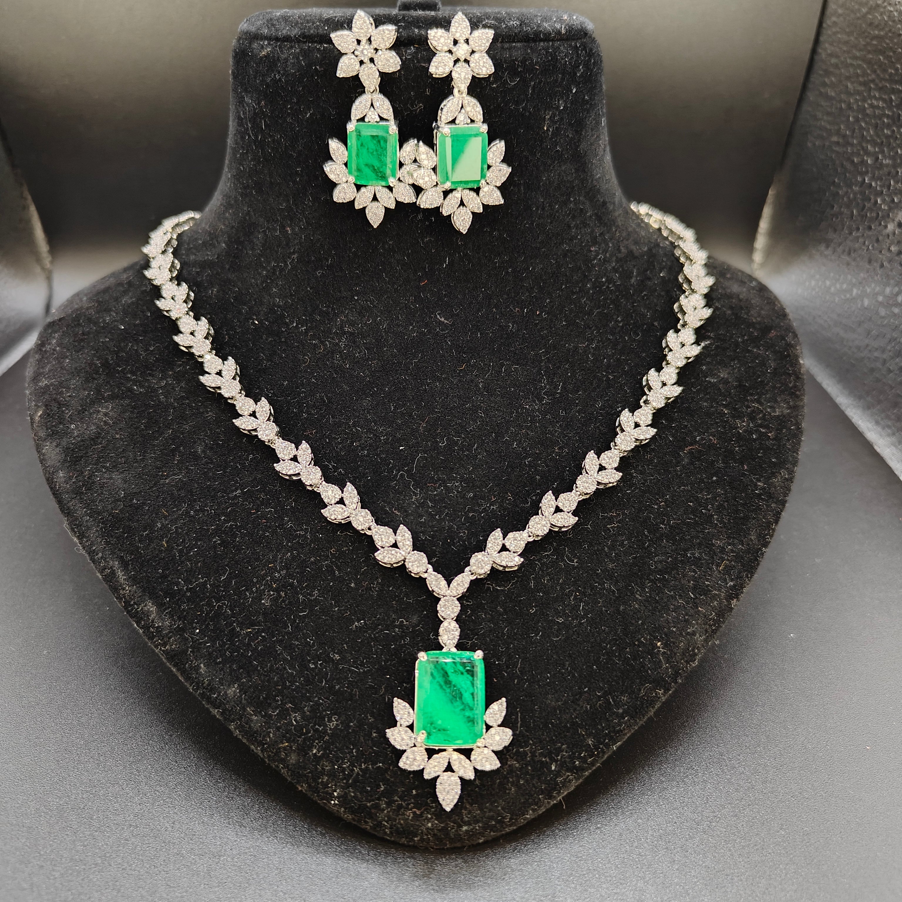 Emerald Necklace With Diamonds - Aloro Jewels