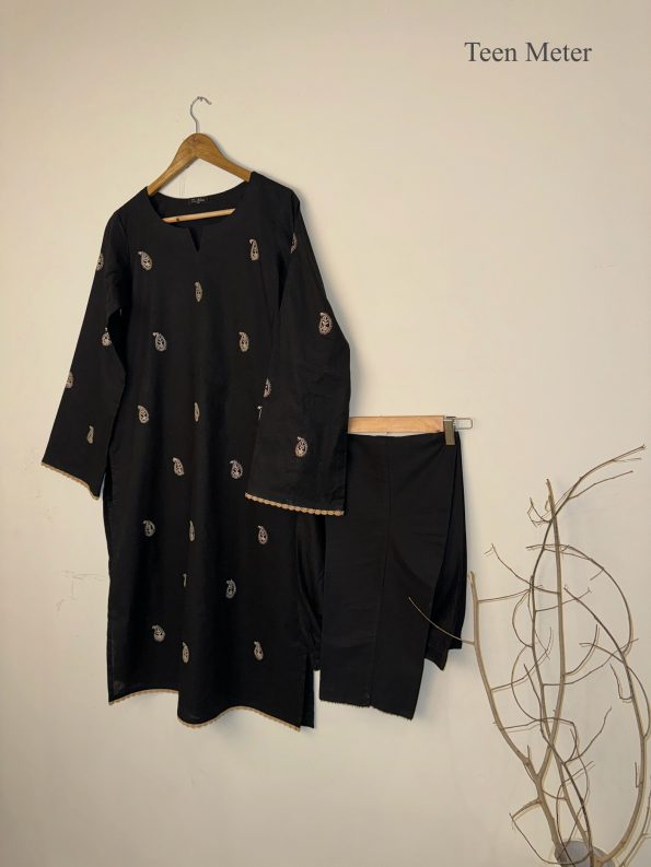 Black 2pc Emb Lawn -