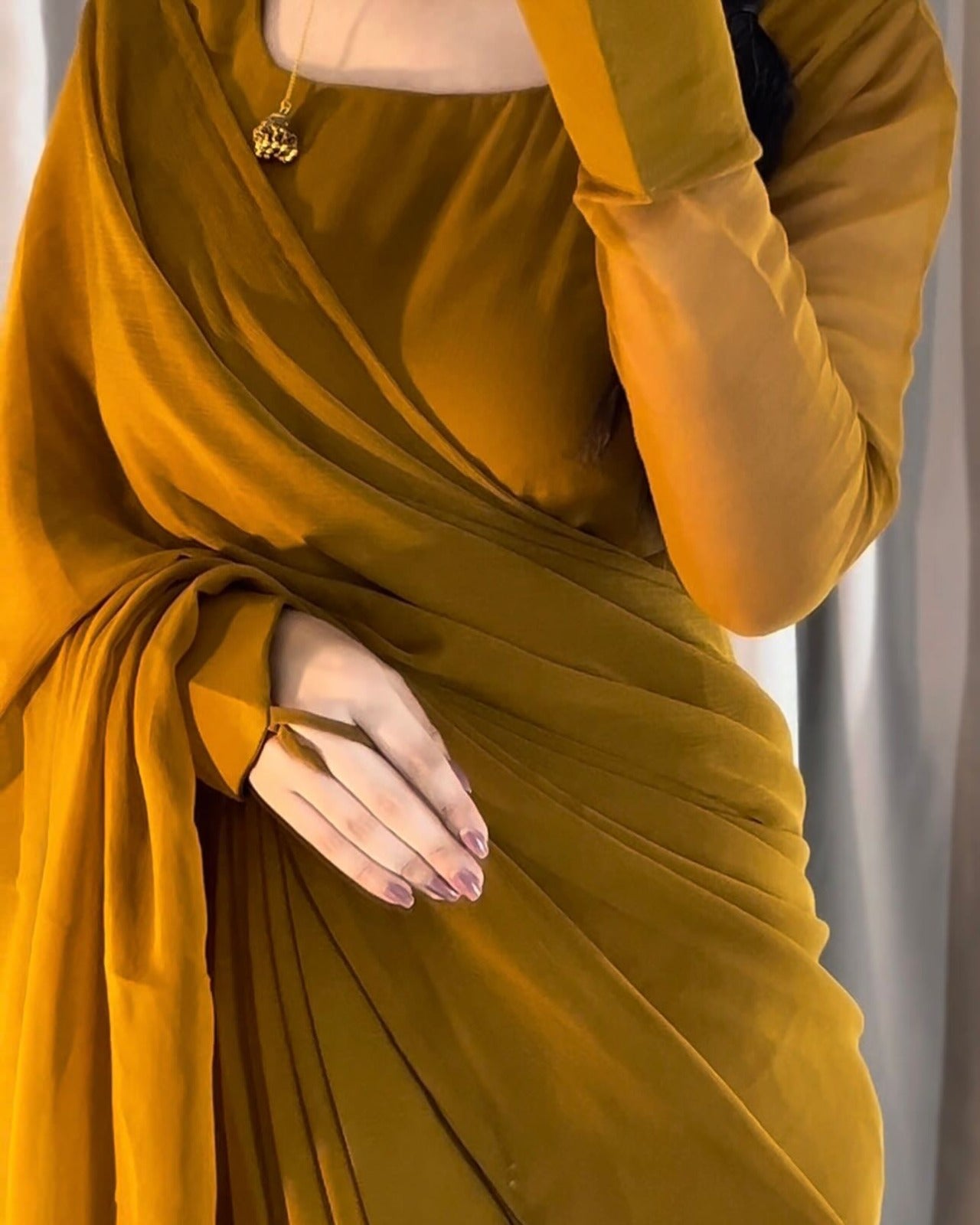 Round Neckline Shape Blouse with Chiffon Saree - Pachrangi