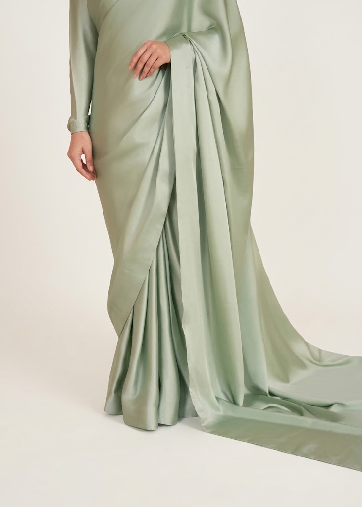Bold Neckline Shape Blouse with Chiffon Saree Without Lace - Pachrangi