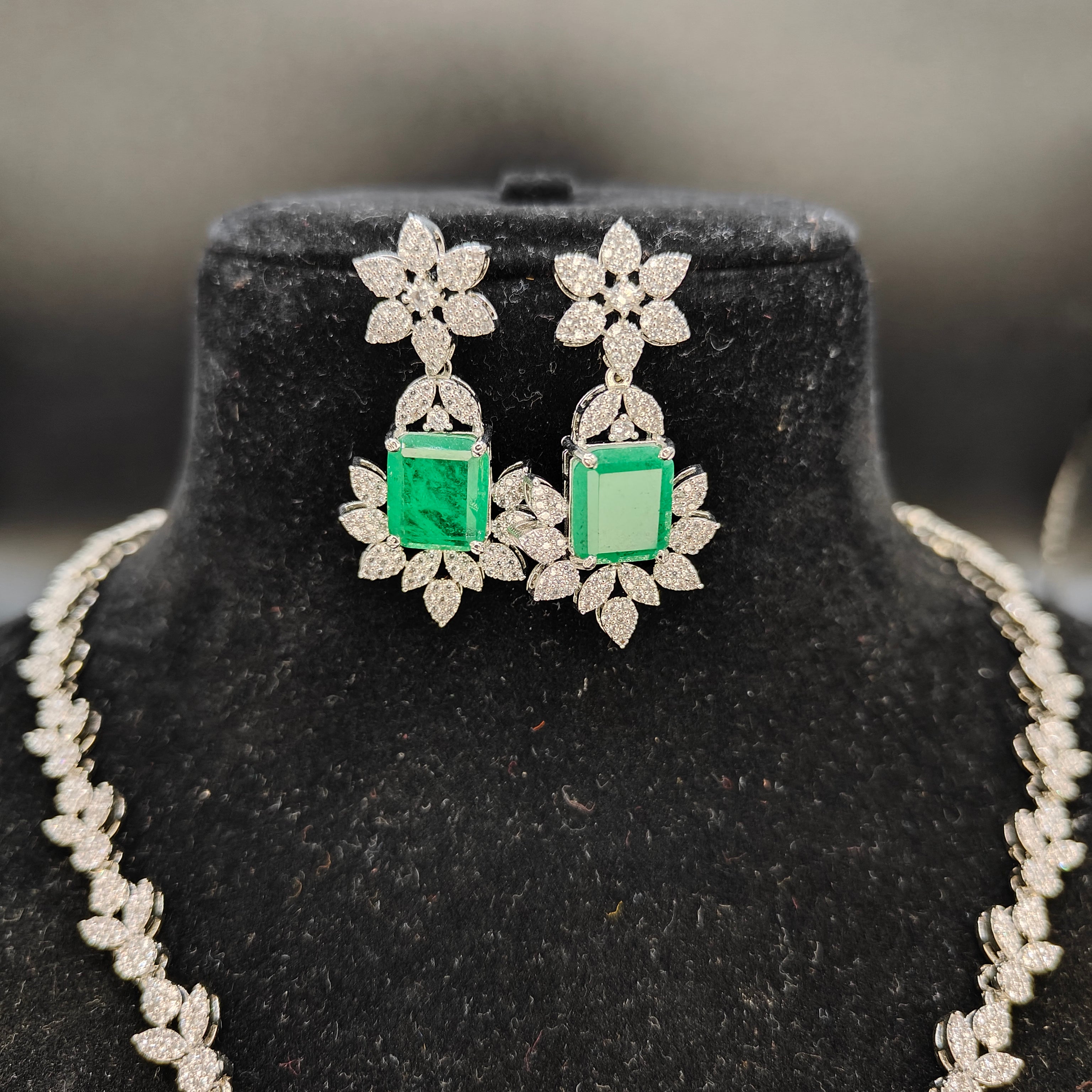Emerald Necklace With Diamonds - Aloro Jewels