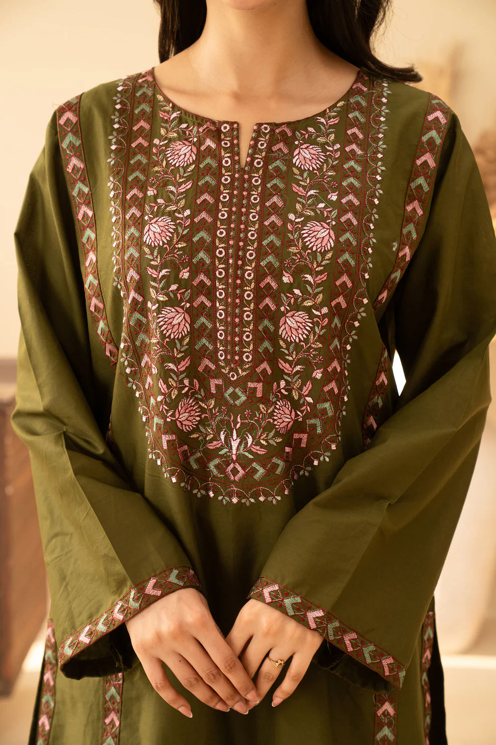 Areeba Embroidered 3PC Suit
- Urban Haya
