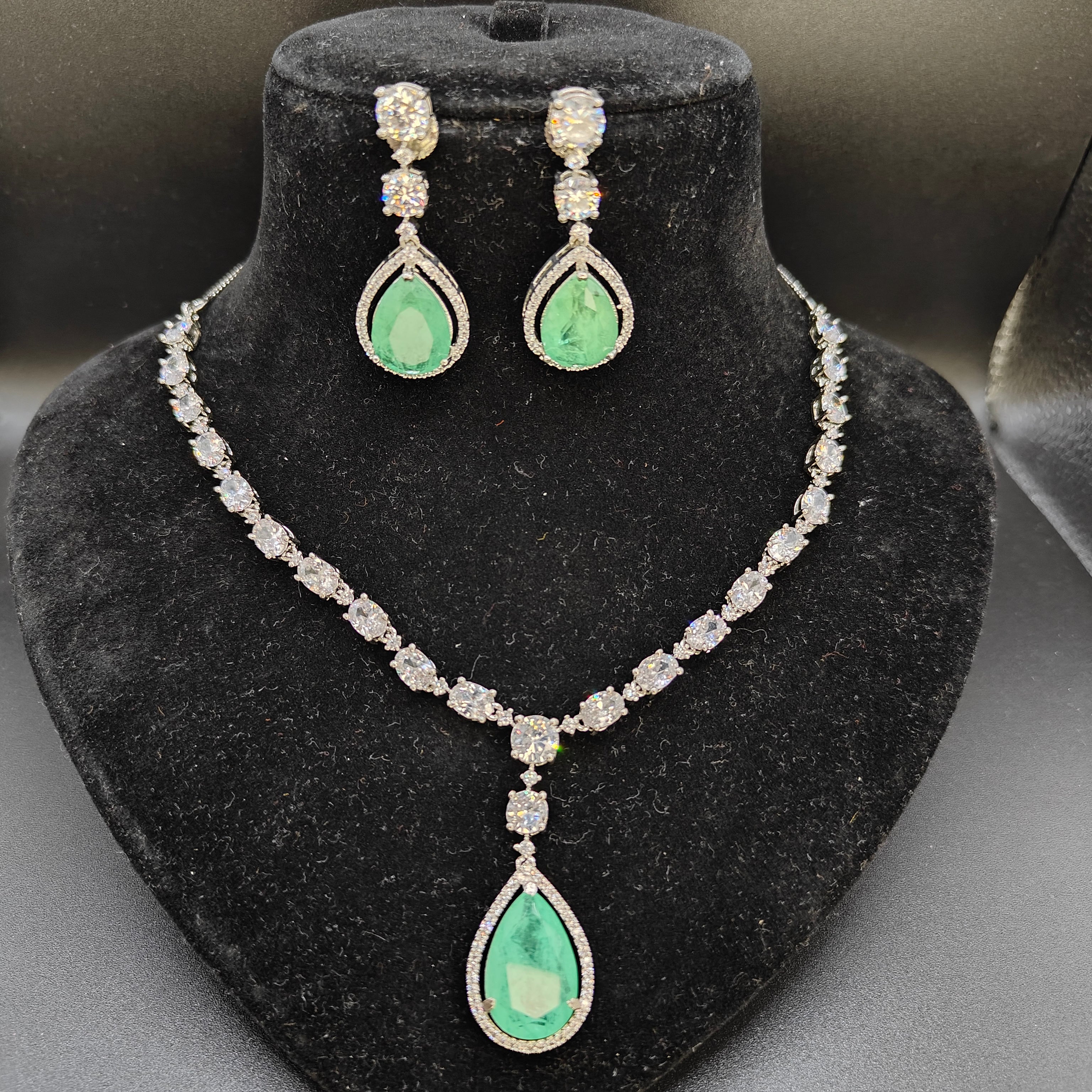 Emerald And Diamond Necklace - Aloro Jewels