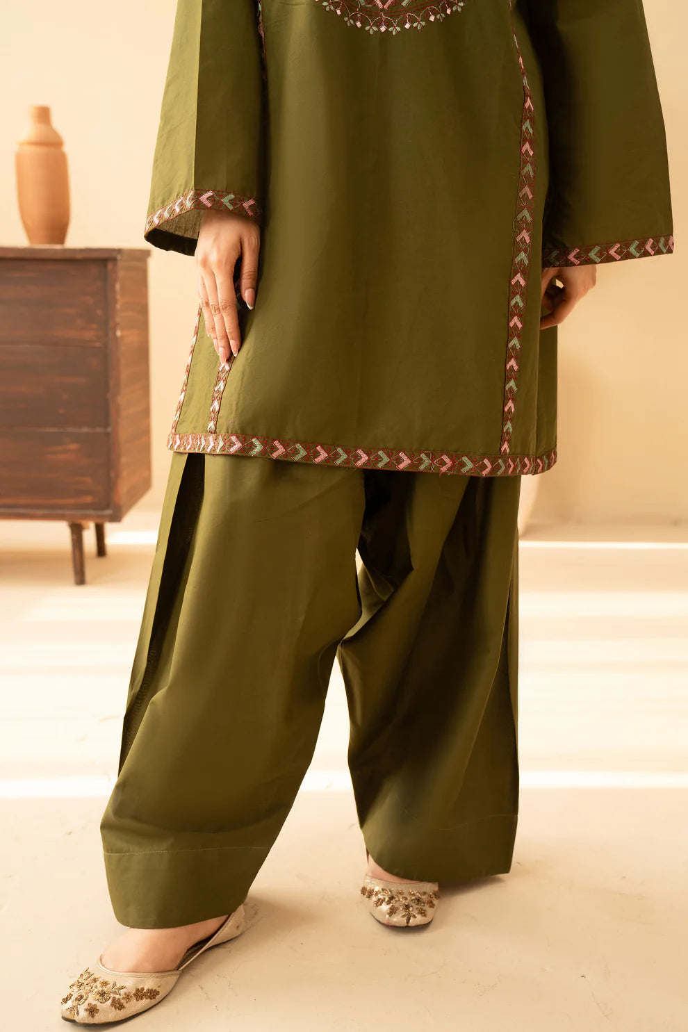 Areeba Embroidered 3PC Suit
- Urban Haya