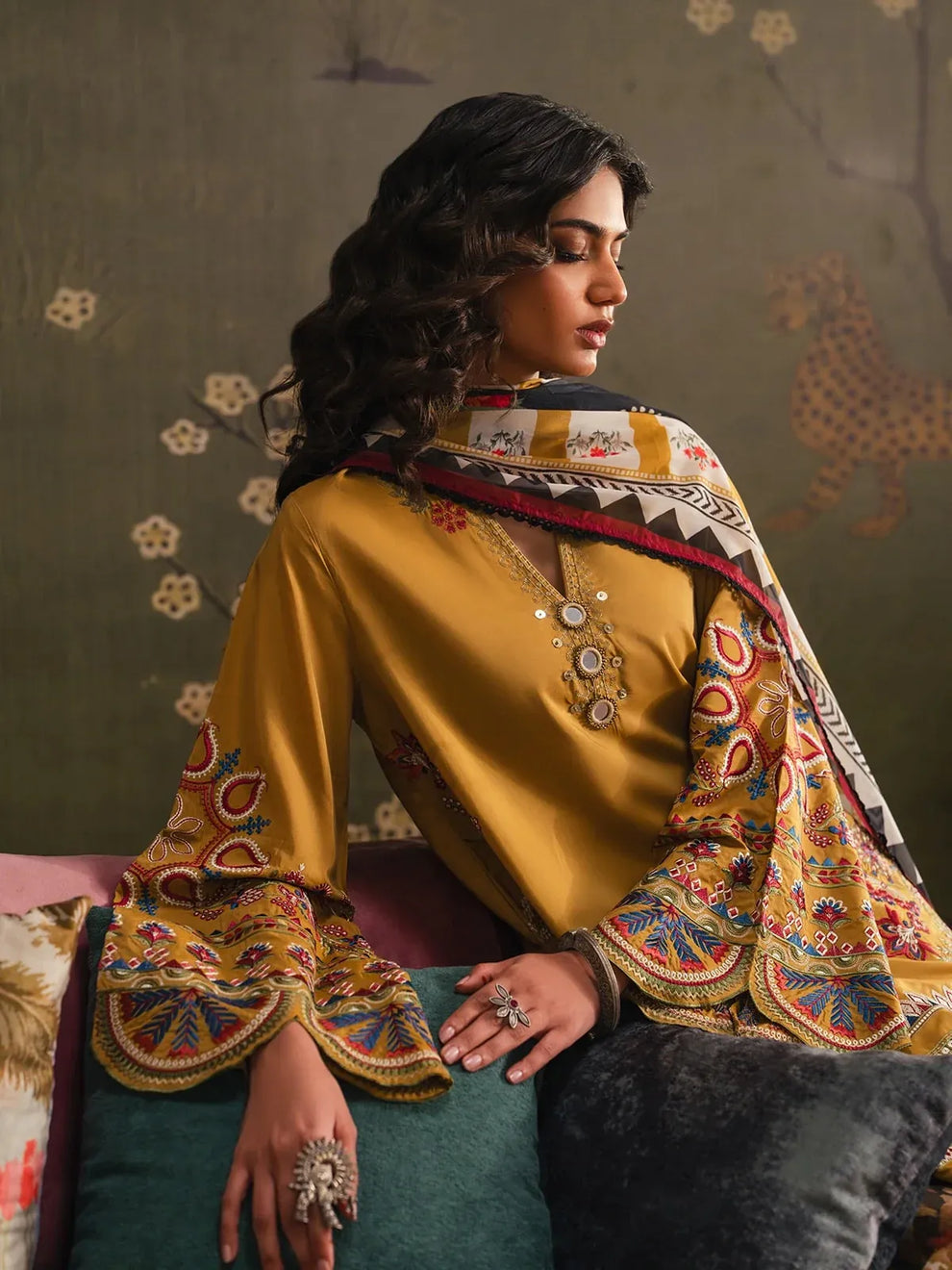 Sunehri 3 Piece Stitched - Tawakal Closet