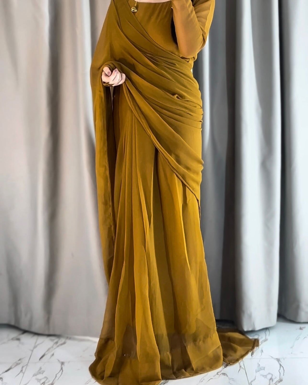 Round Neckline Shape Blouse with Chiffon Saree - Pachrangi